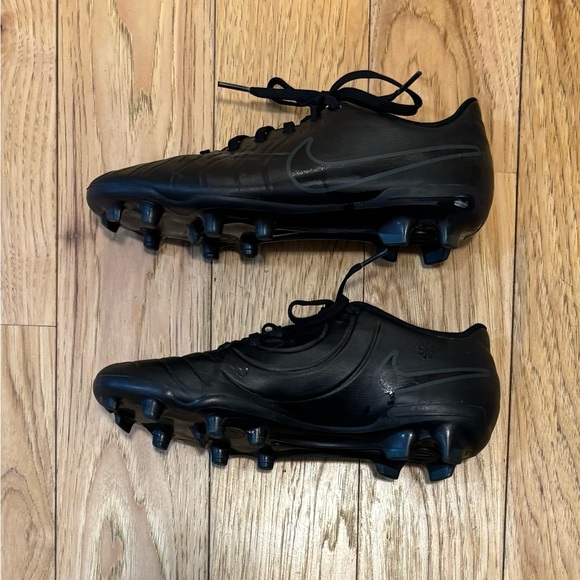 Nike Jr Tiempo Legend 10 Black Soccer Cleats - Picture 4 of 8
